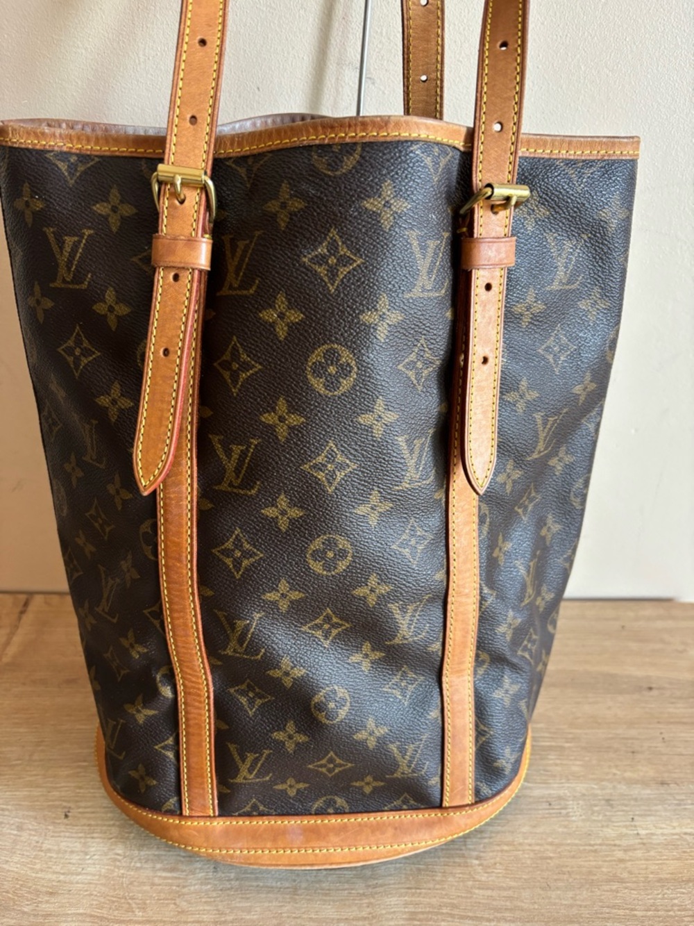 Authentic Louis Vuitton bucket GM monogram shoulder bag - Picture 2 of 5